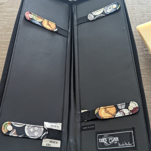 Nicole Miller travel tie case with sports balls design. - Picture 3 of 3